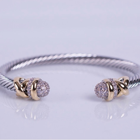 BEAUTIFUL CRYSTAL STATION BANGLE - Picture 6 of 8
